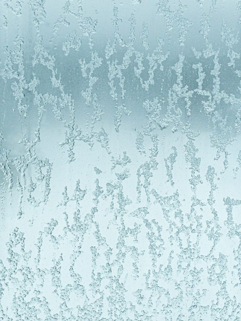 「ガラスに張り付いた溶けた雪」の写真