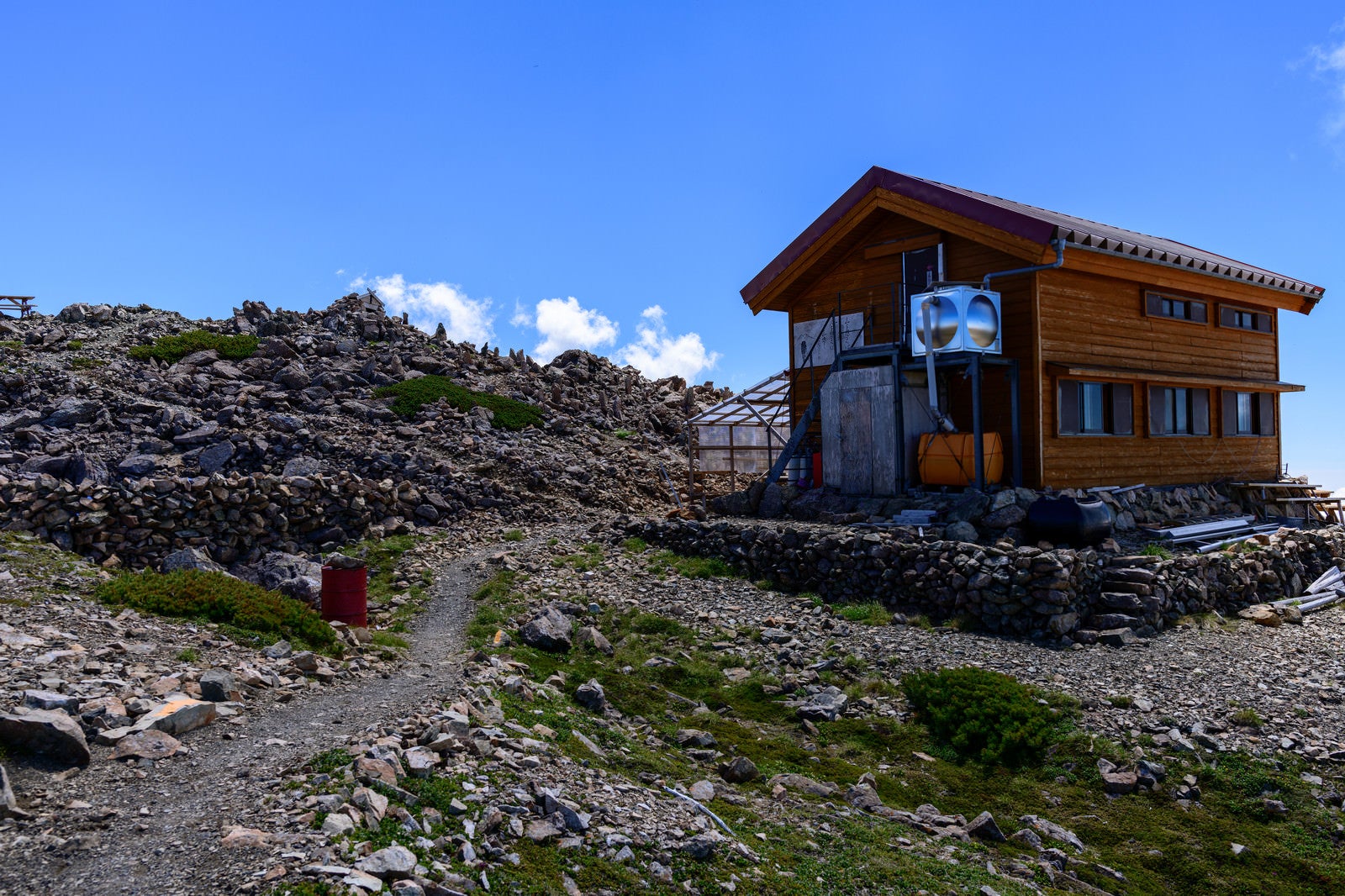 「赤石岳山頂直下にある避難小屋（南アルプス）」の写真