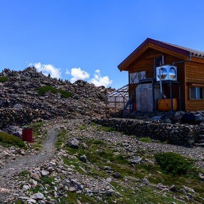 赤石岳山頂直下にある避難小屋（南アルプス）の写真