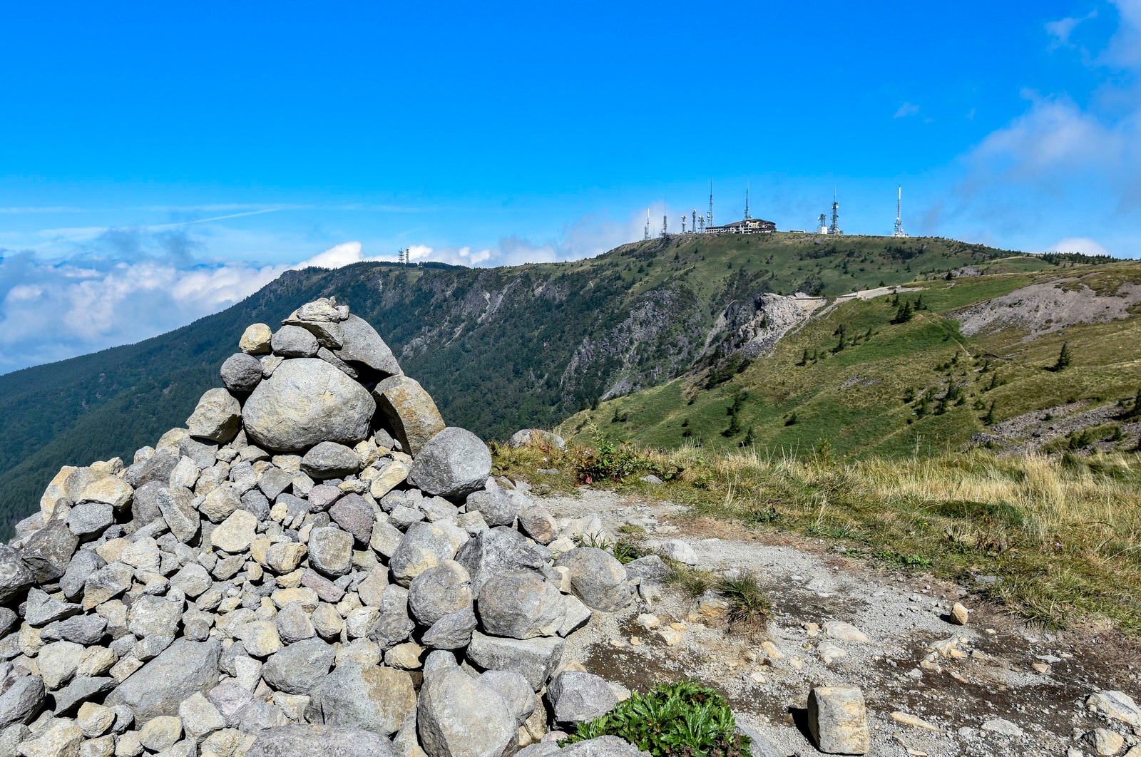 「美ヶ原登山道から見る山頂方面」の写真