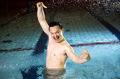 プールの中で発狂するドイツ人ハーフの写真