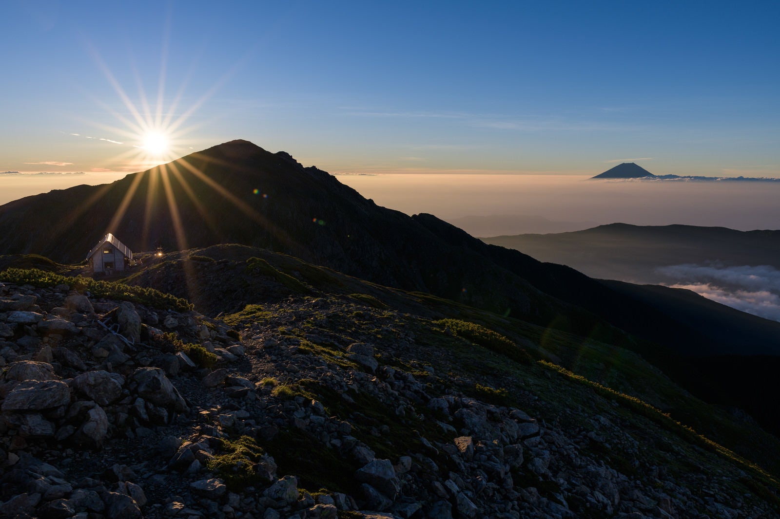 「朝日に染まる悪沢岳と富士山」の写真