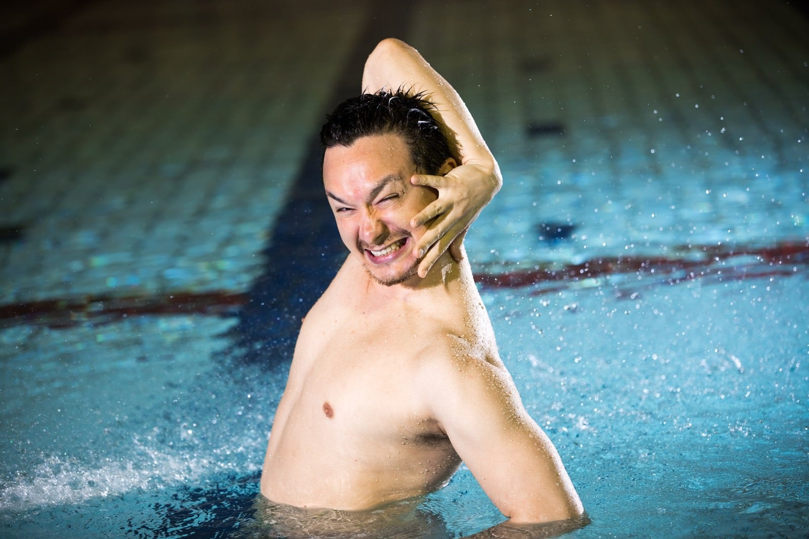 「泳げなくて苛立つドイツ人ハーフ」の写真［モデル：Max_Ezaki］