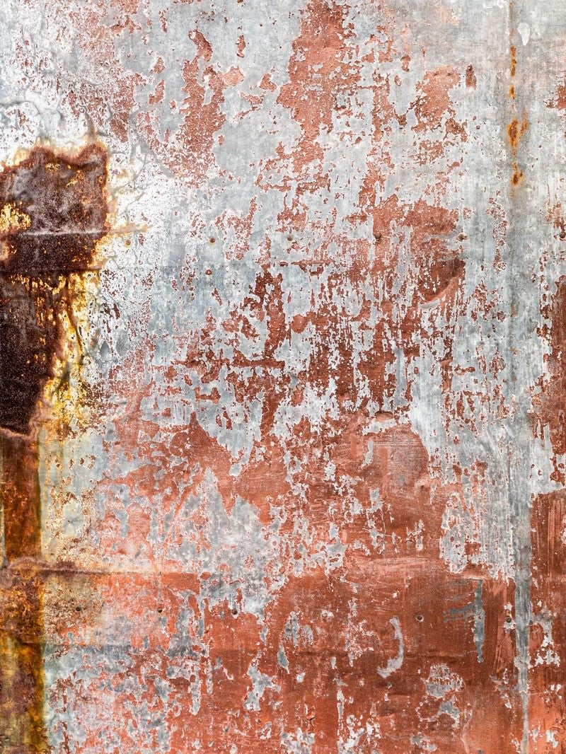 「塗装が剥げた錆び付く鉄板のテクスチャー」の写真