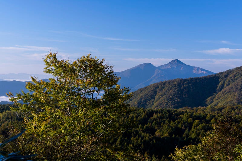 西吾妻山から見る磐梯山（ばんだいさん）の写真