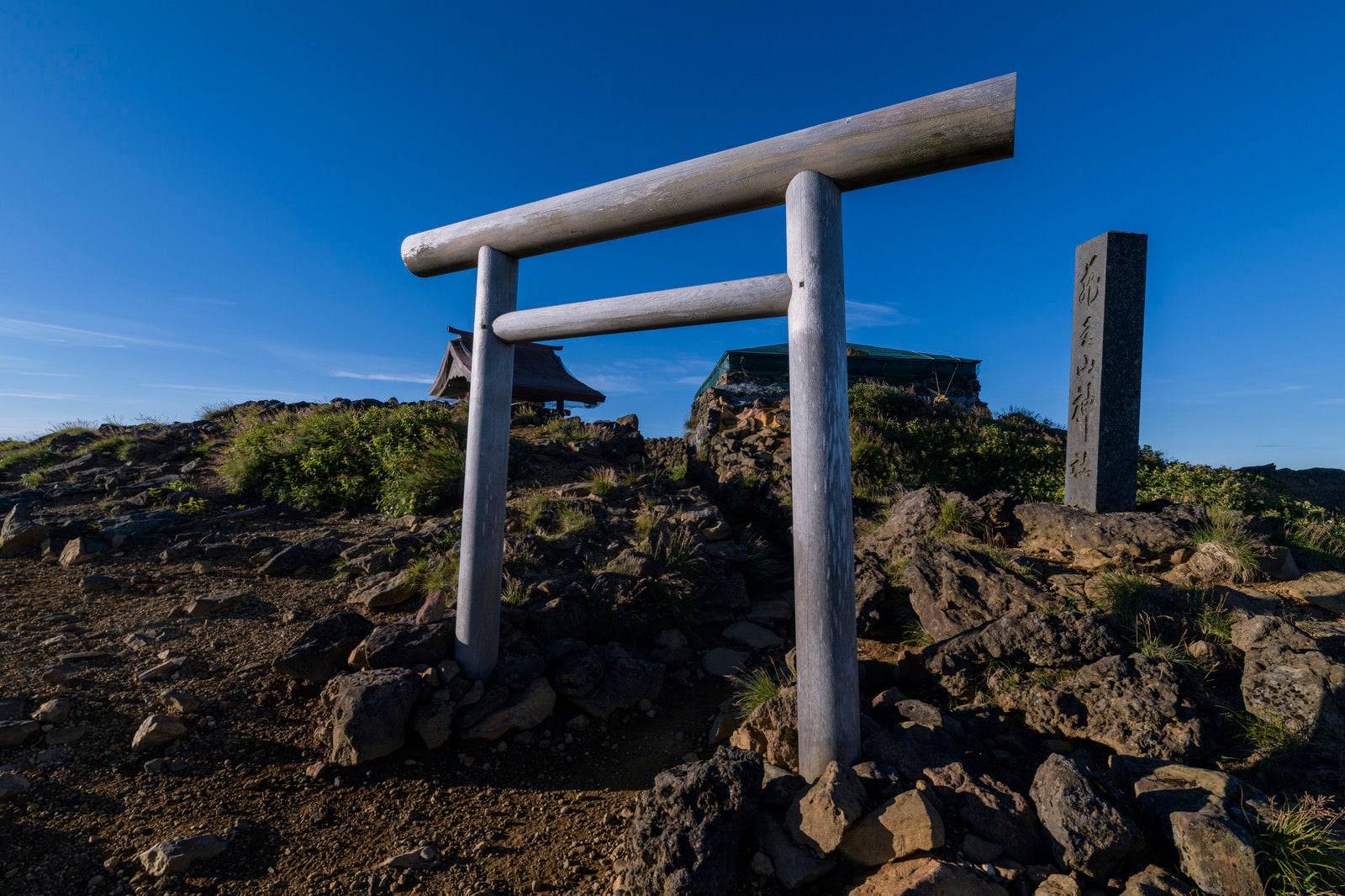 「蔵王山の山頂にある鳥居」の写真