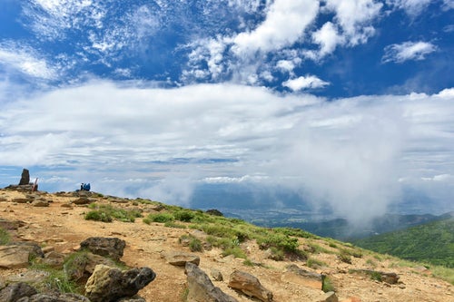 蔵王山頂で休憩する人々と雲の写真