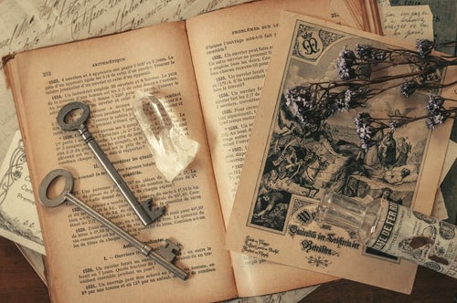 古い鍵と洋書の写真