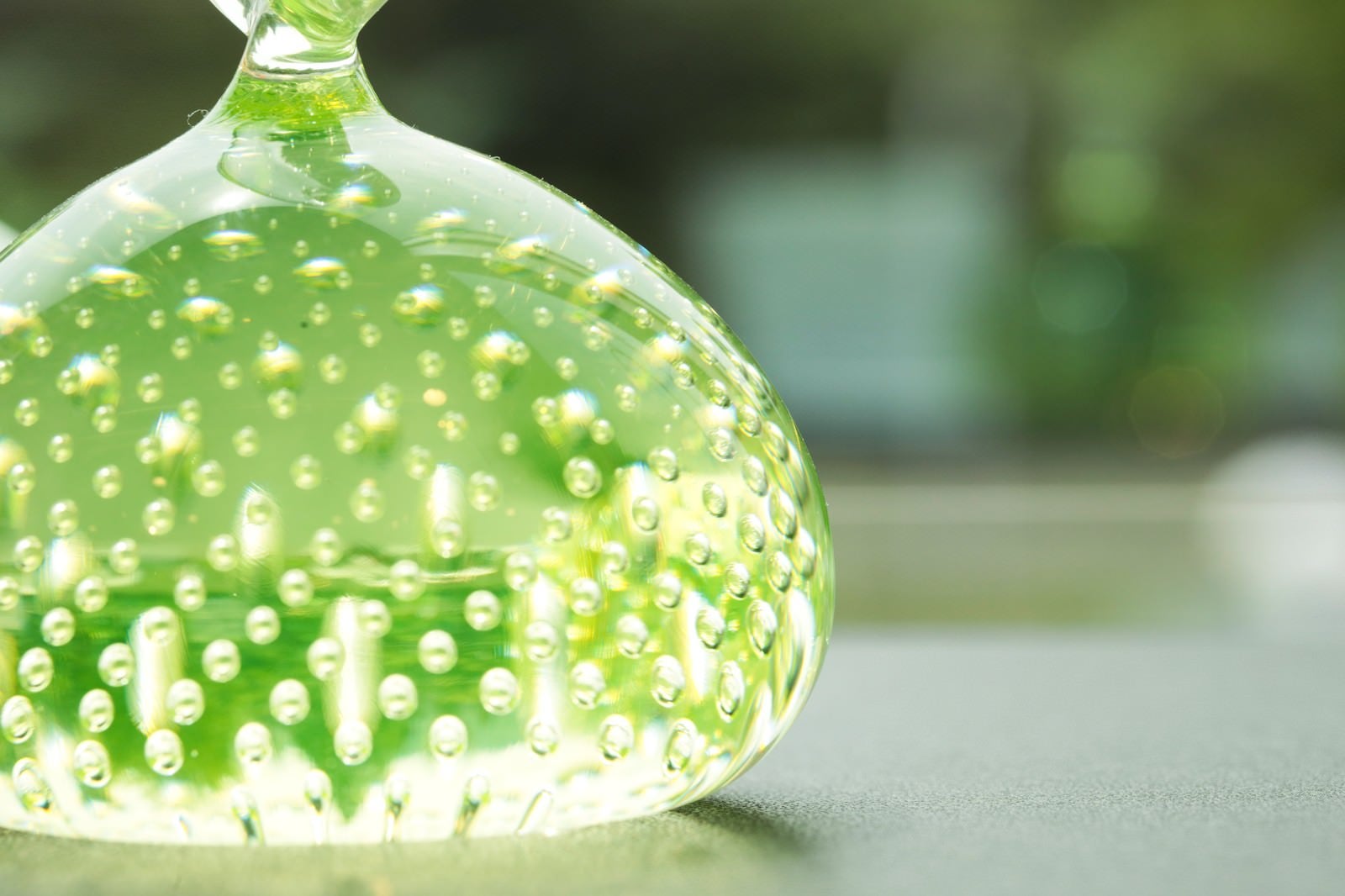 「美しい緑色のガラスのオブジェ」の写真