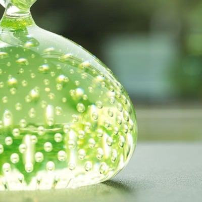 美しい緑色のガラスのオブジェの写真