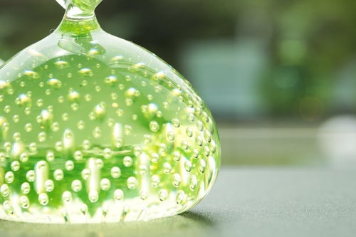 美しい緑色のガラスのオブジェの写真