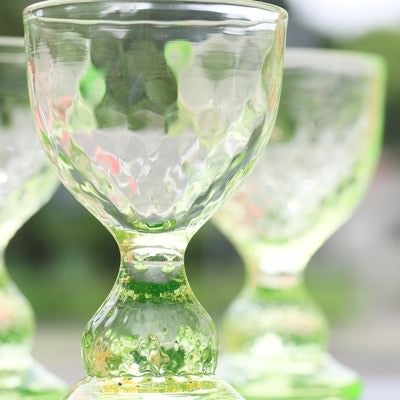 紫外線を浴びて蛍光緑が美しいグラスの写真