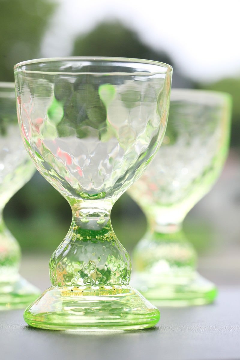 「紫外線を浴びて蛍光緑が美しいグラス」の写真