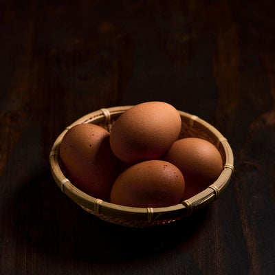 卓上の生たまごの写真