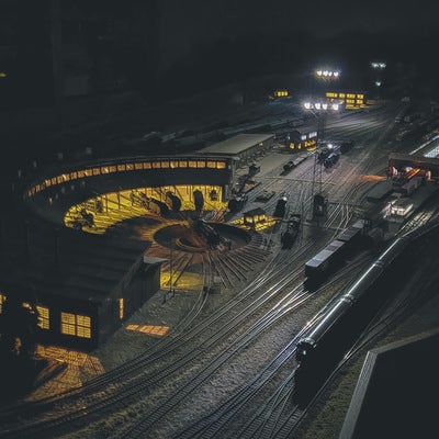 旧直方機関区の扇形庫の夜間の様子（ジオラマ）の写真