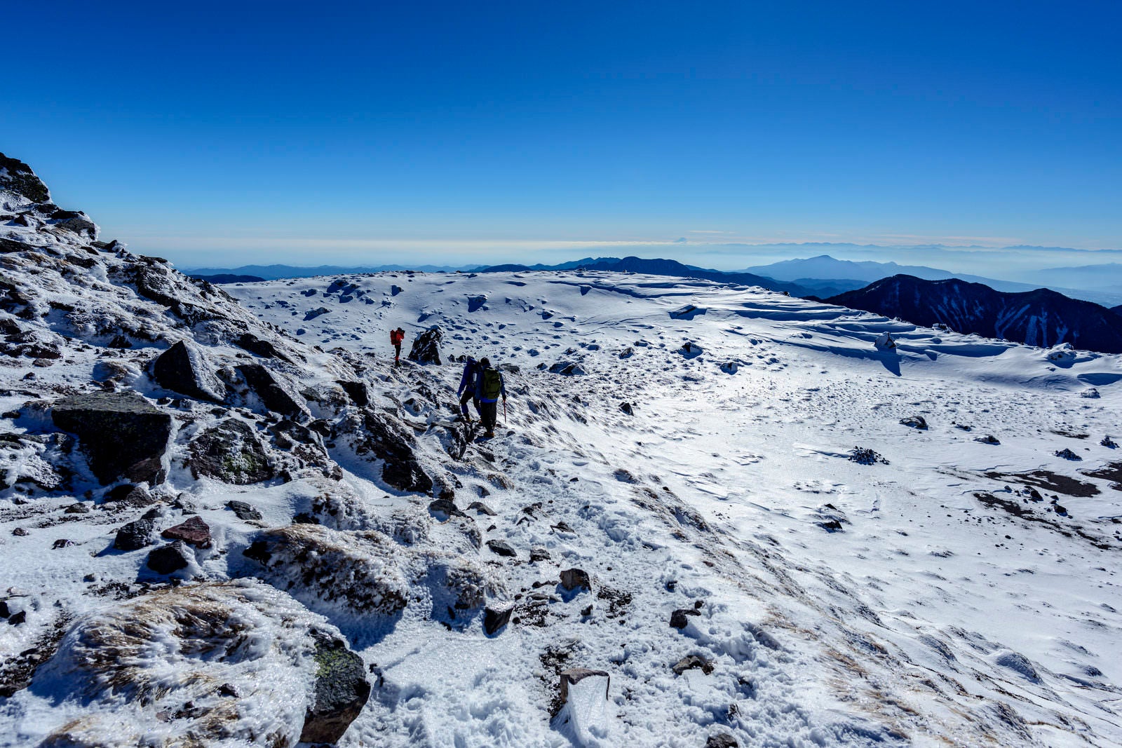 「アイスバーン上の氷がへばりつく日光白根山山頂」の写真