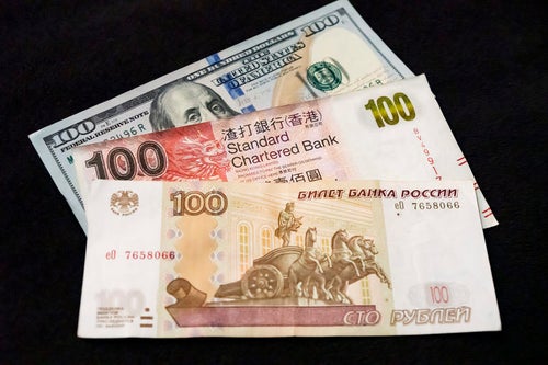 100露ルーブルと100香港ドルと100米ドルの写真