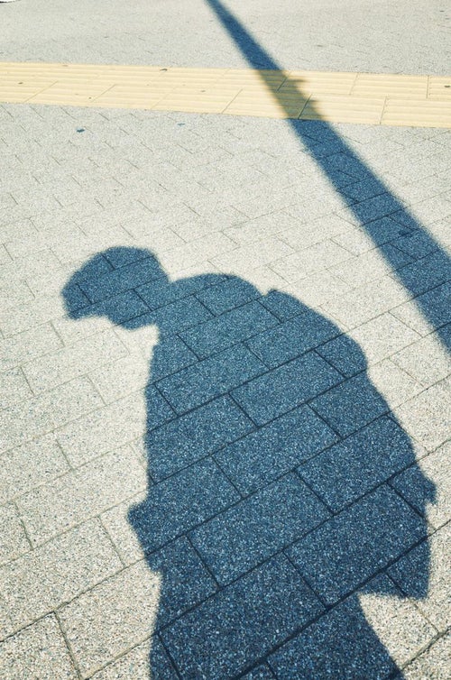電柱と人の影の写真