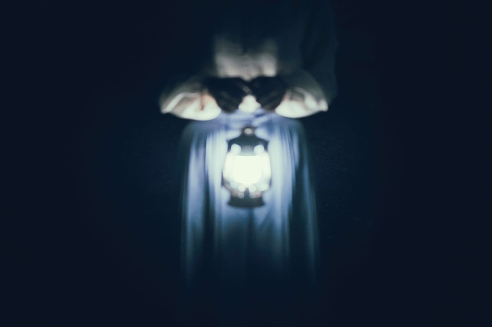 「暗闇とランタンの明かり」の写真［モデル：さとうゆい］