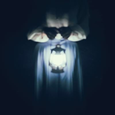 暗闇とランタンの明かりの写真