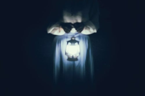 暗闇とランタンの明かりの写真