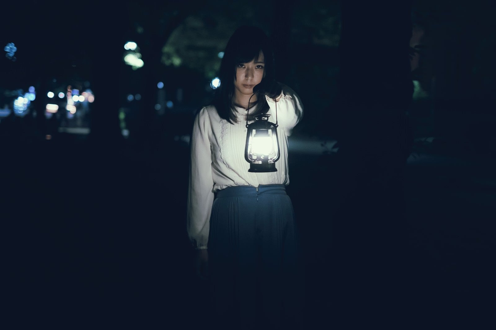「真夜中ランタンを手にした若い女性」の写真［モデル：さとうゆい］