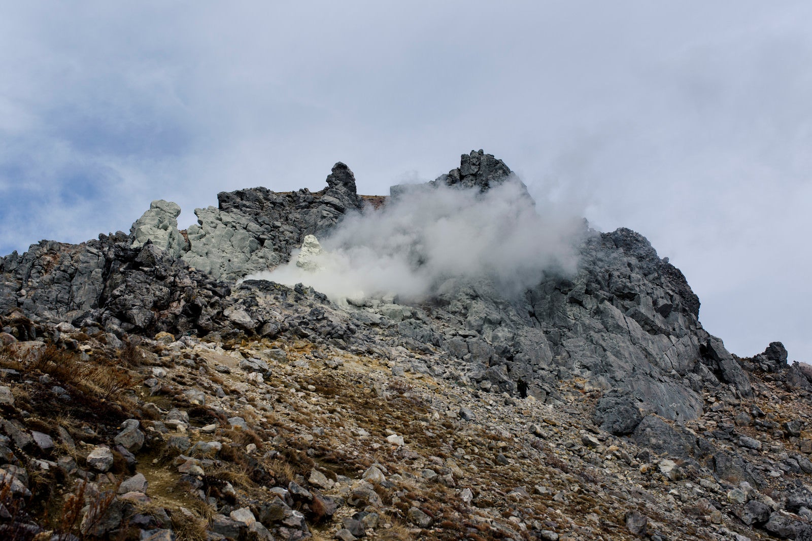「噴気を上げる焼岳（やけだけ）」の写真