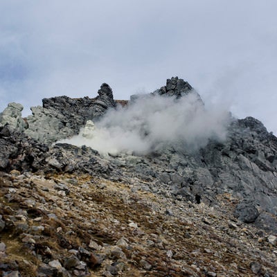 噴気を上げる焼岳（やけだけ）の写真