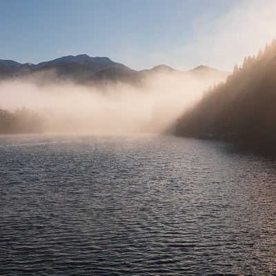 朝靄のため池の写真