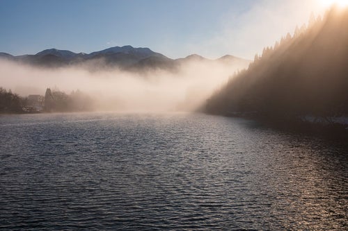 朝靄のため池の写真