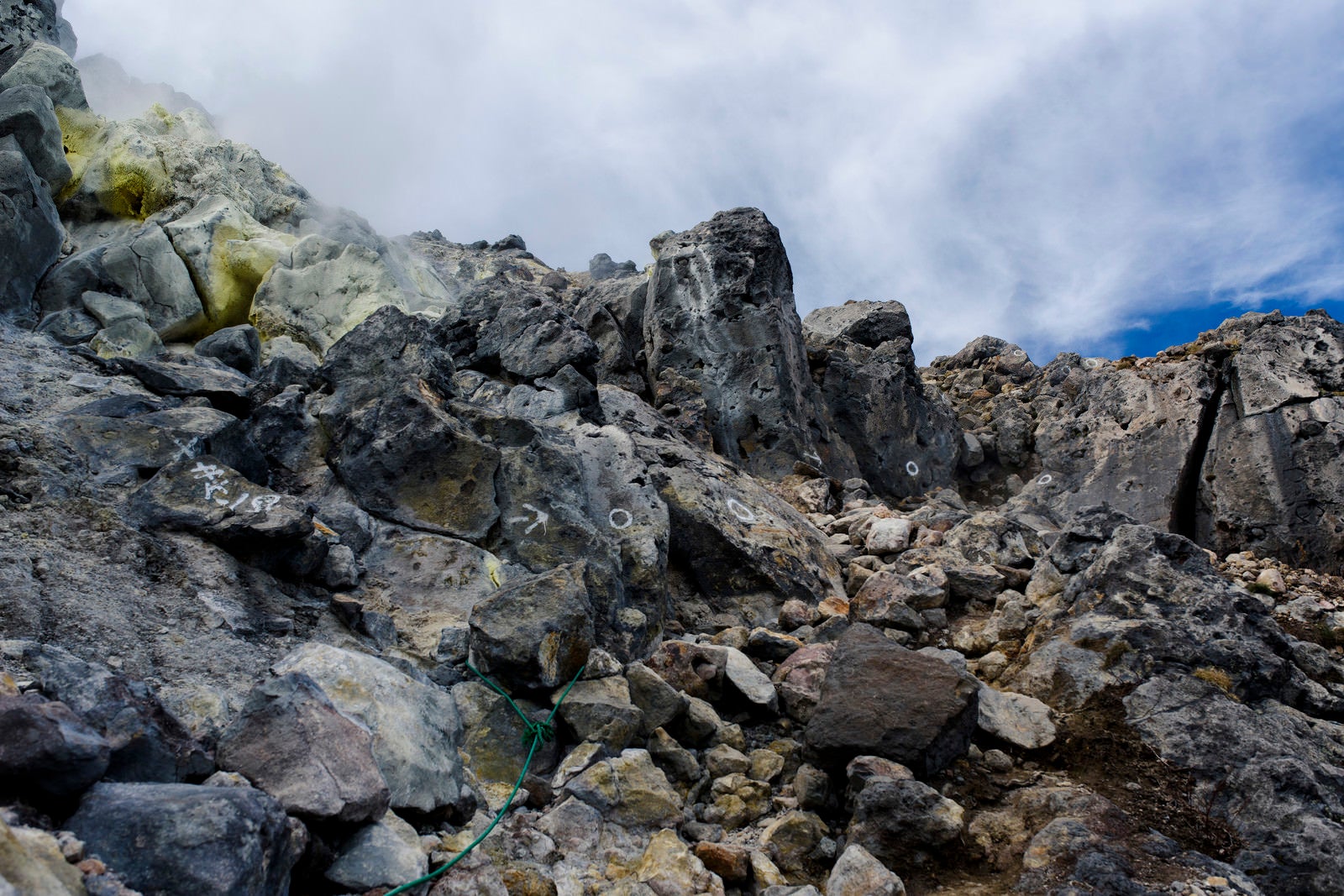 「岩が積み重なる焼岳の登山道」の写真