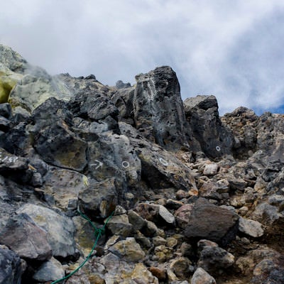 岩が積み重なる焼岳の登山道の写真
