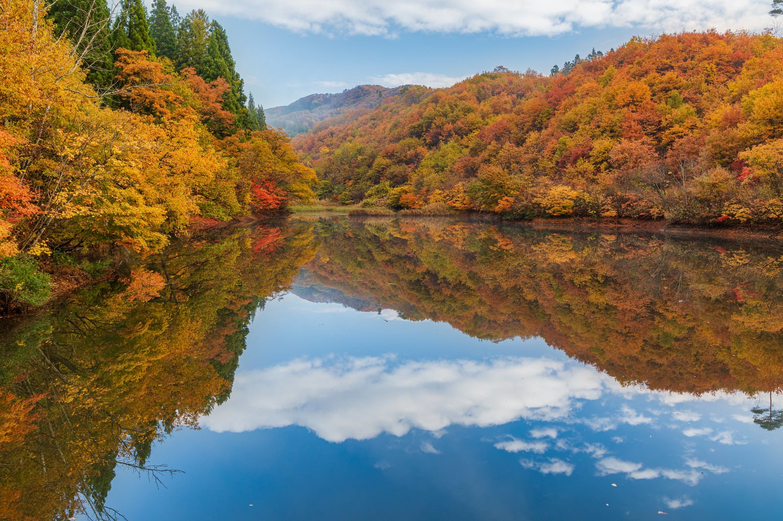 「湖面に映り込む秋の空」の写真