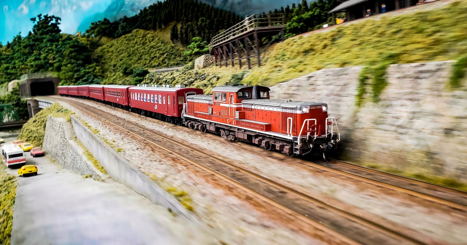 「＃　ＤＤ５１形ディーゼル機関車牽引の５０系 客車列車の模型」の写真