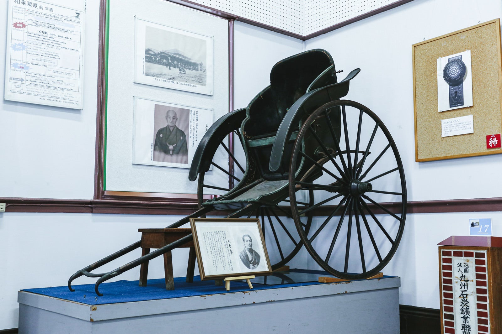 「古い人力車（直方市石炭記念館本館展示室） 」の写真