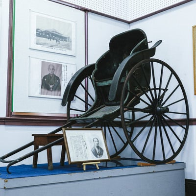 古い人力車（直方市石炭記念館本館展示室） の写真