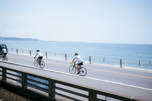 海岸沿いの風を感じるロードバイクサイクリングの写真
