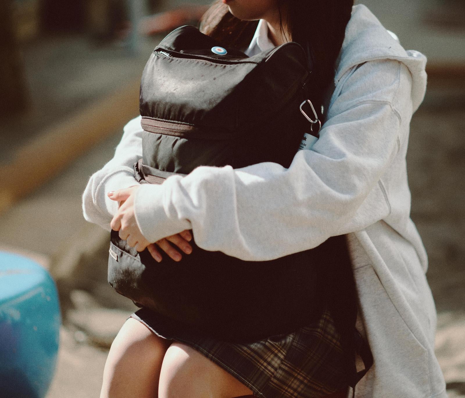 「抱えたリュックが語る青春の静かな瞬間」の写真