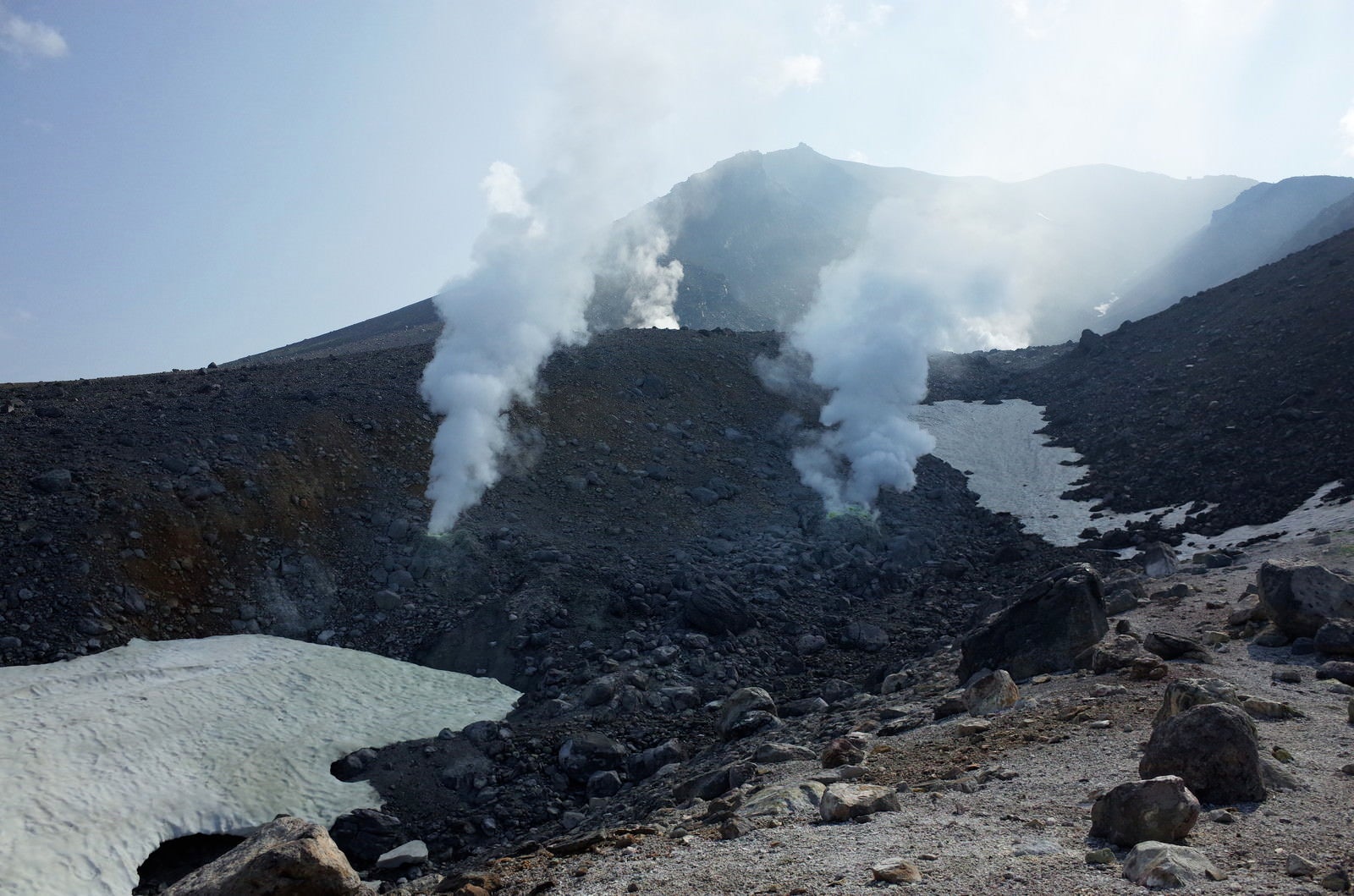 「噴煙を巻き上げる旭岳（あさひだけ）」の写真