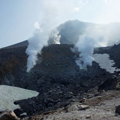 噴煙を巻き上げる旭岳（あさひだけ）の写真