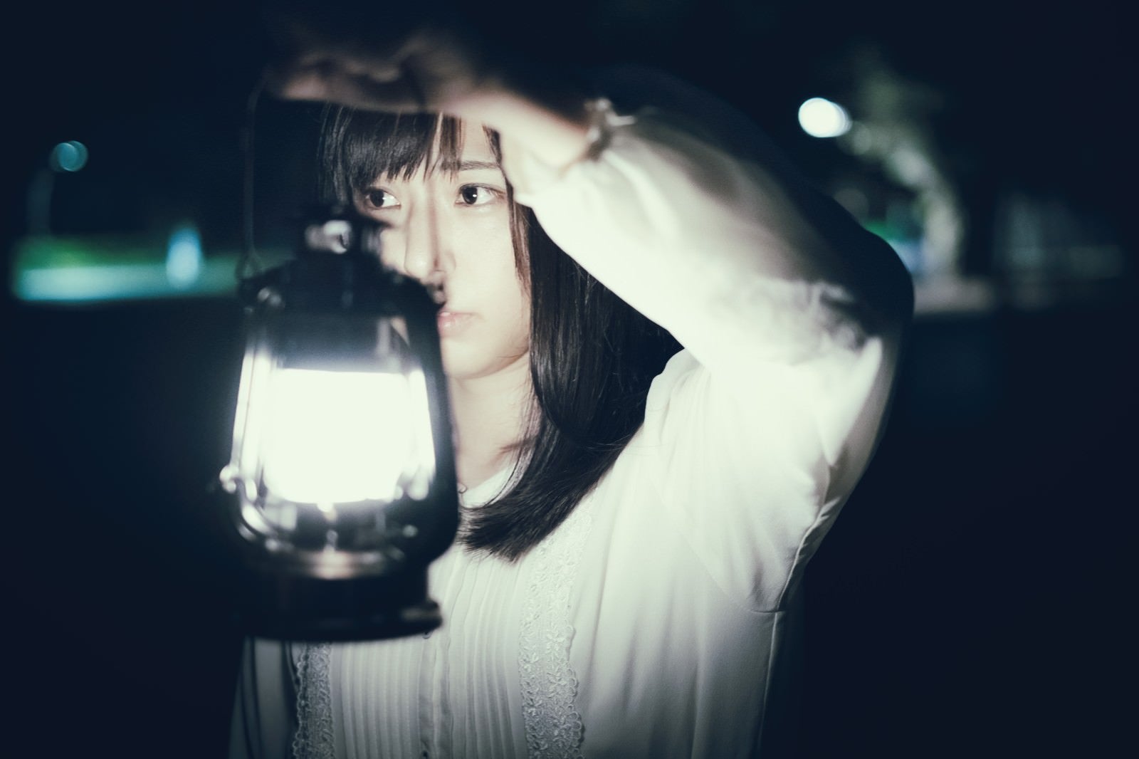 「夜廻りするランタン女子」の写真［モデル：さとうゆい］
