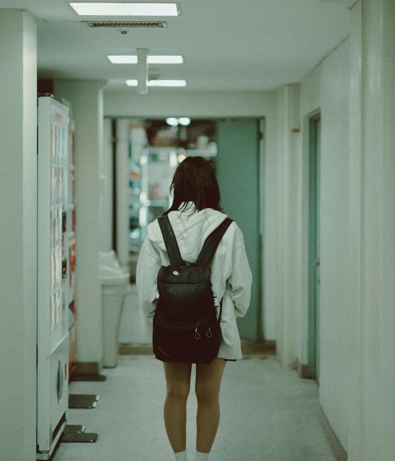 「廊下を歩く女子高生の後ろ姿」の写真