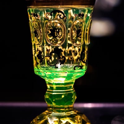 黄緑色に光り輝くウランガラスのゴブレットの写真