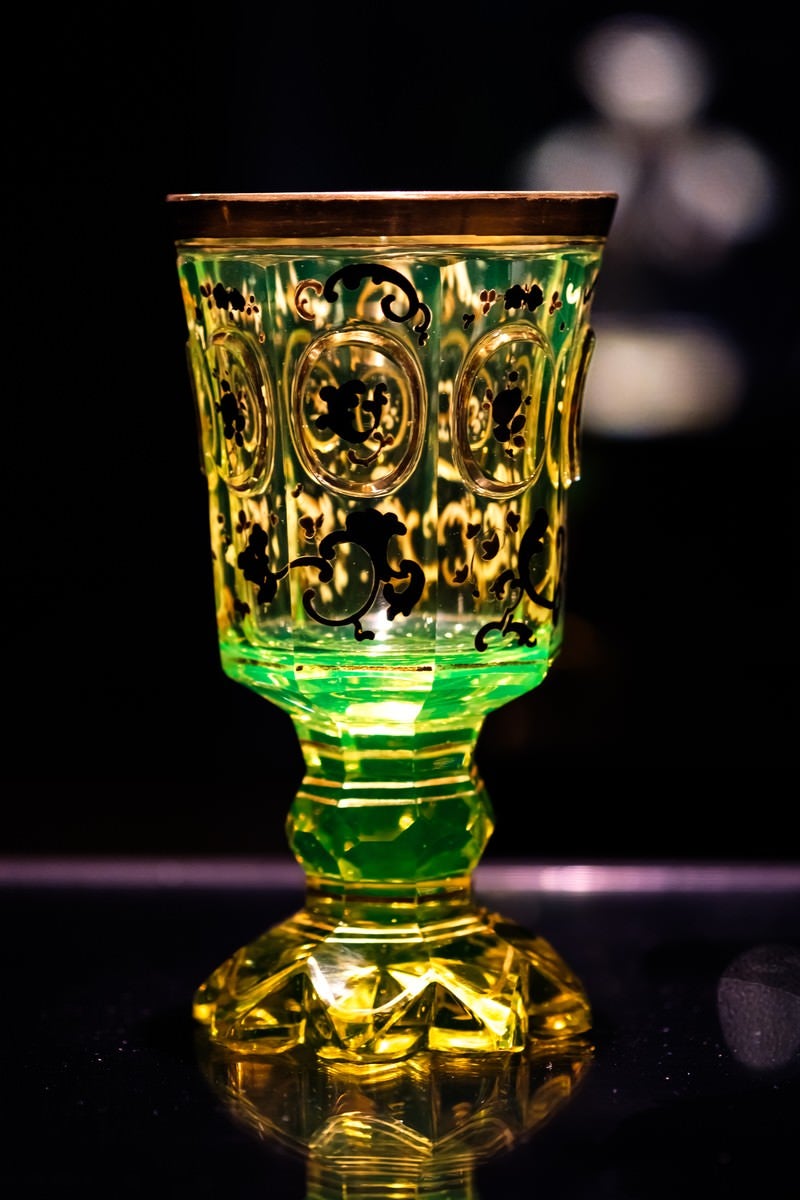 「黄緑色に光り輝くウランガラスのゴブレット」の写真