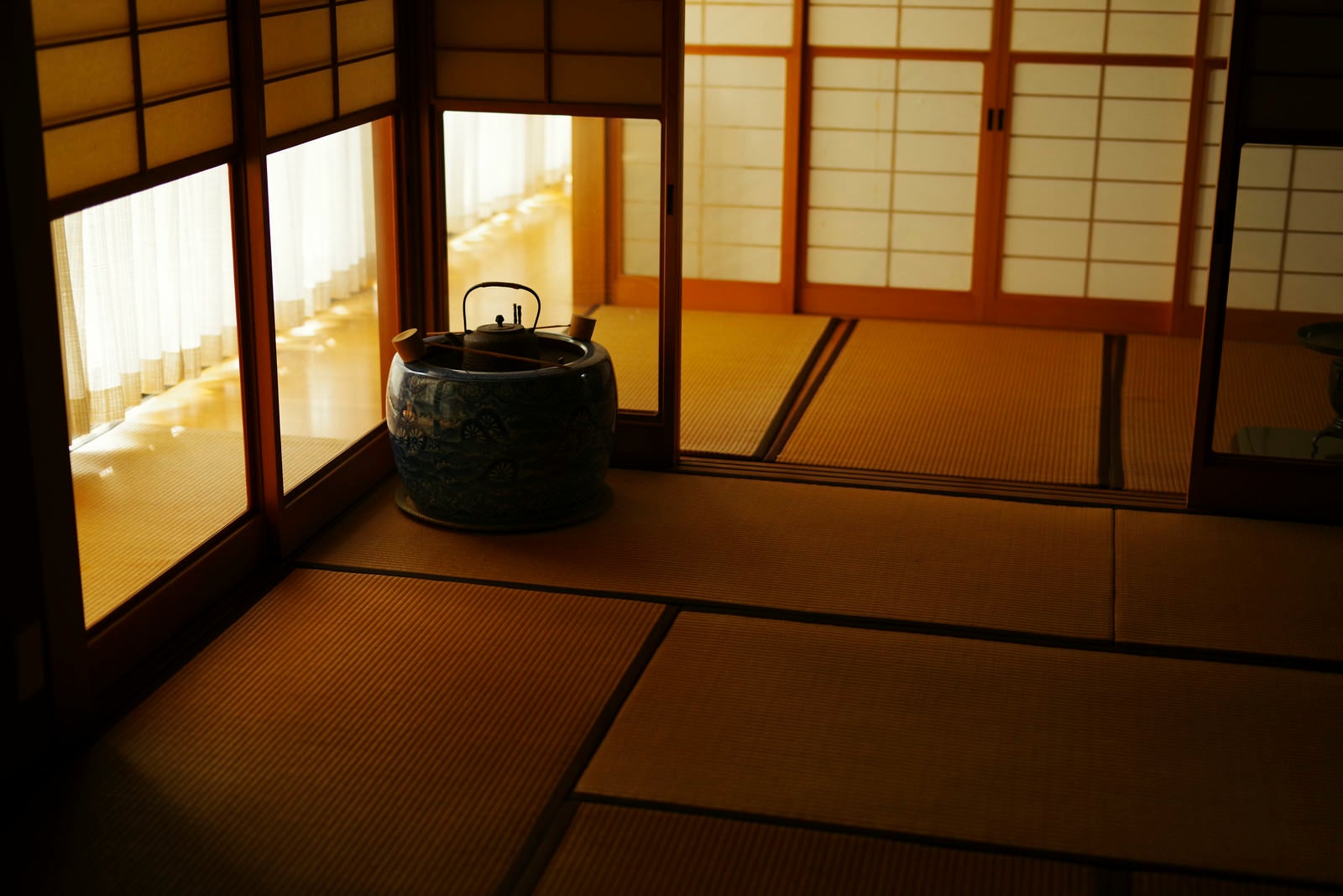 「優しい光が照らす日本家屋」の写真