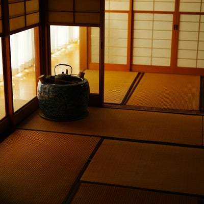 優しい光が照らす日本家屋の写真