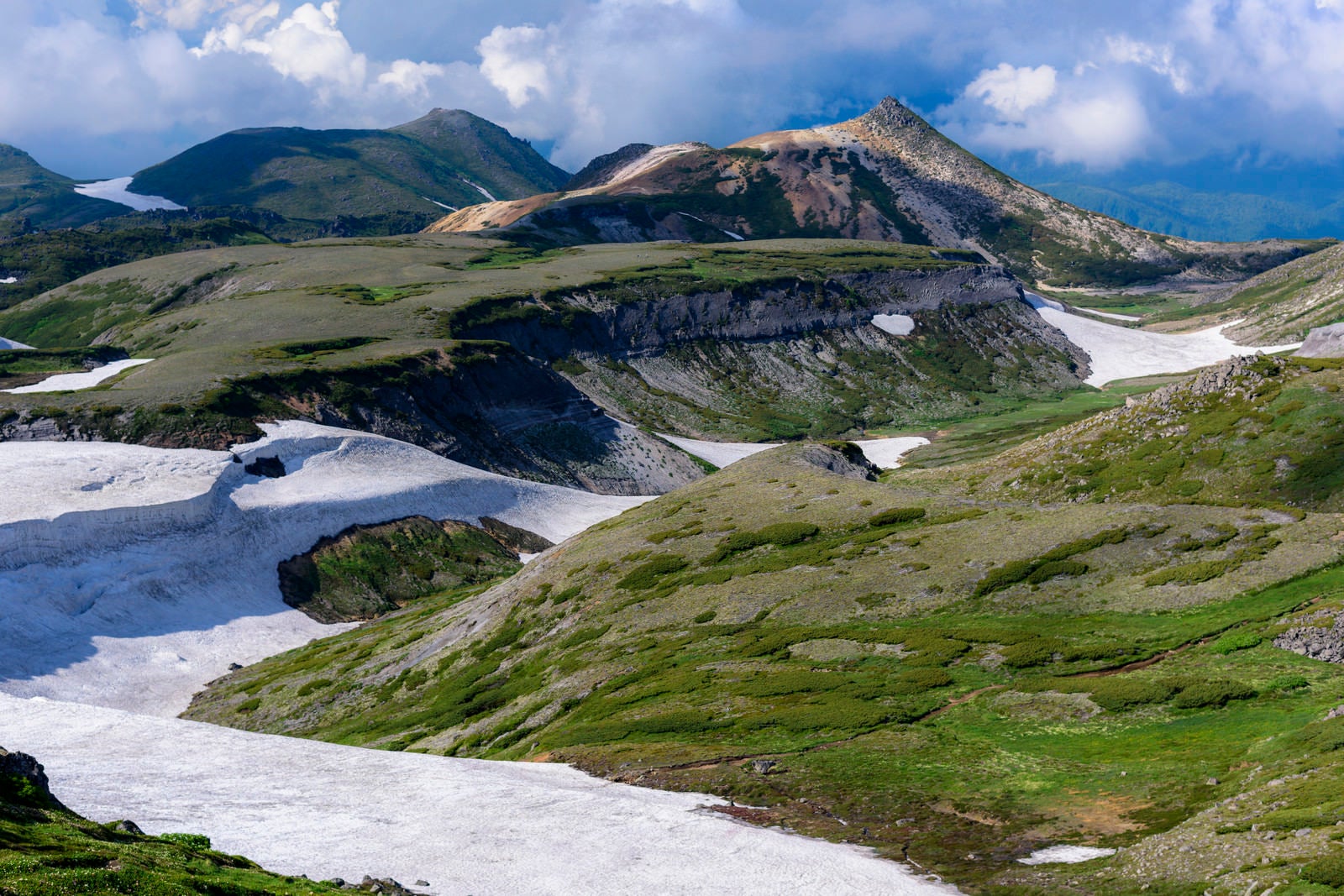 「大雪山の割れた大地と雪渓」の写真