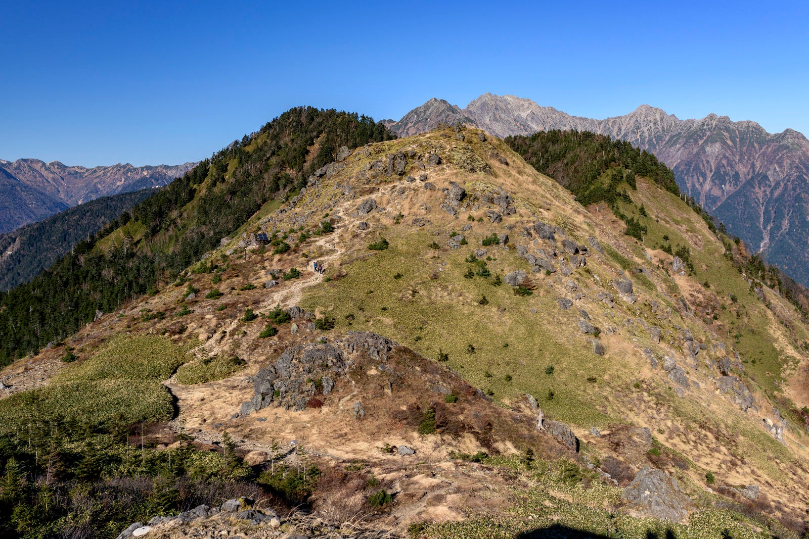 「焼岳から西穂高へとつながる登山道」の写真