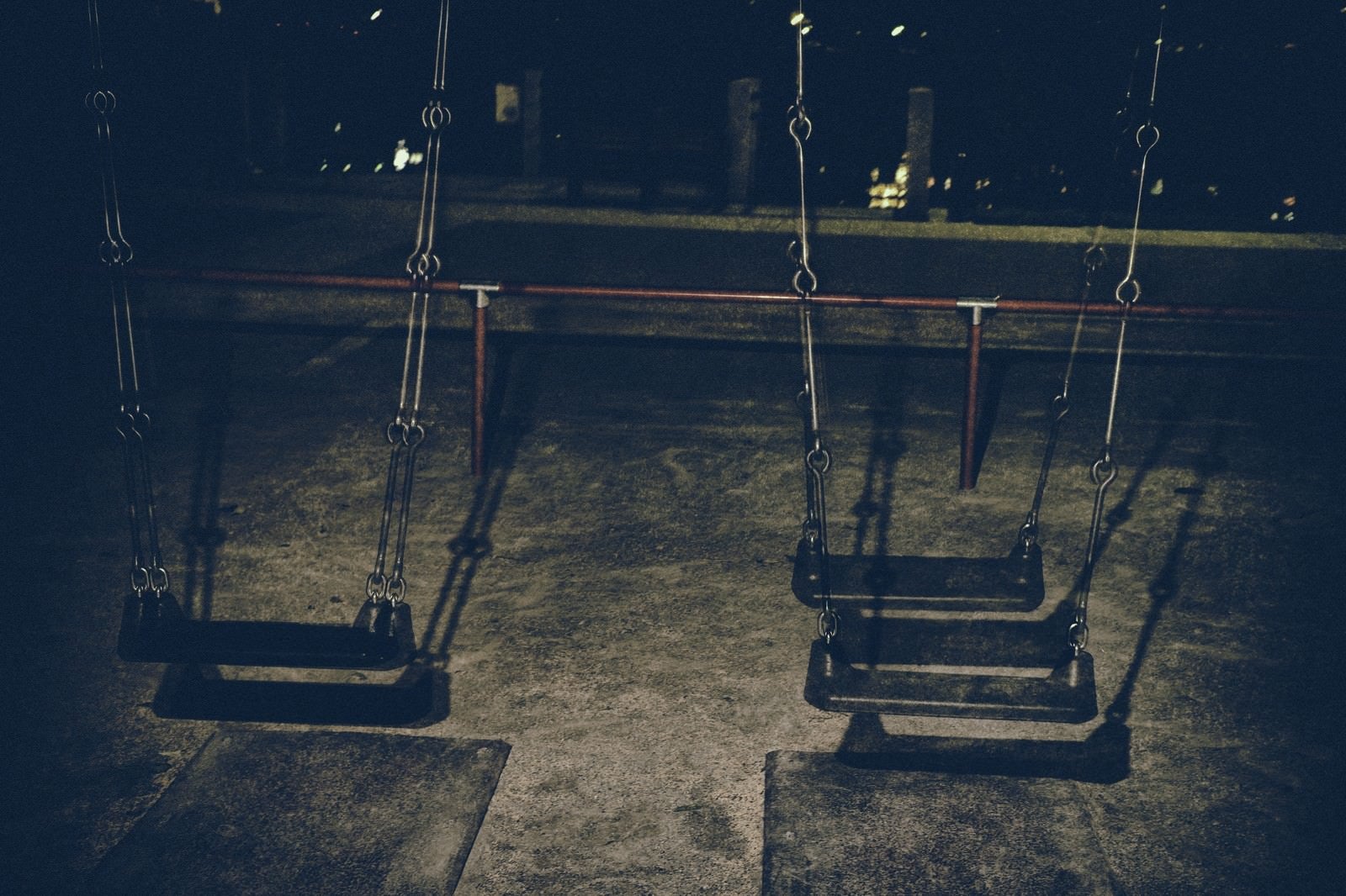 「深夜の公園のブランコ」の写真