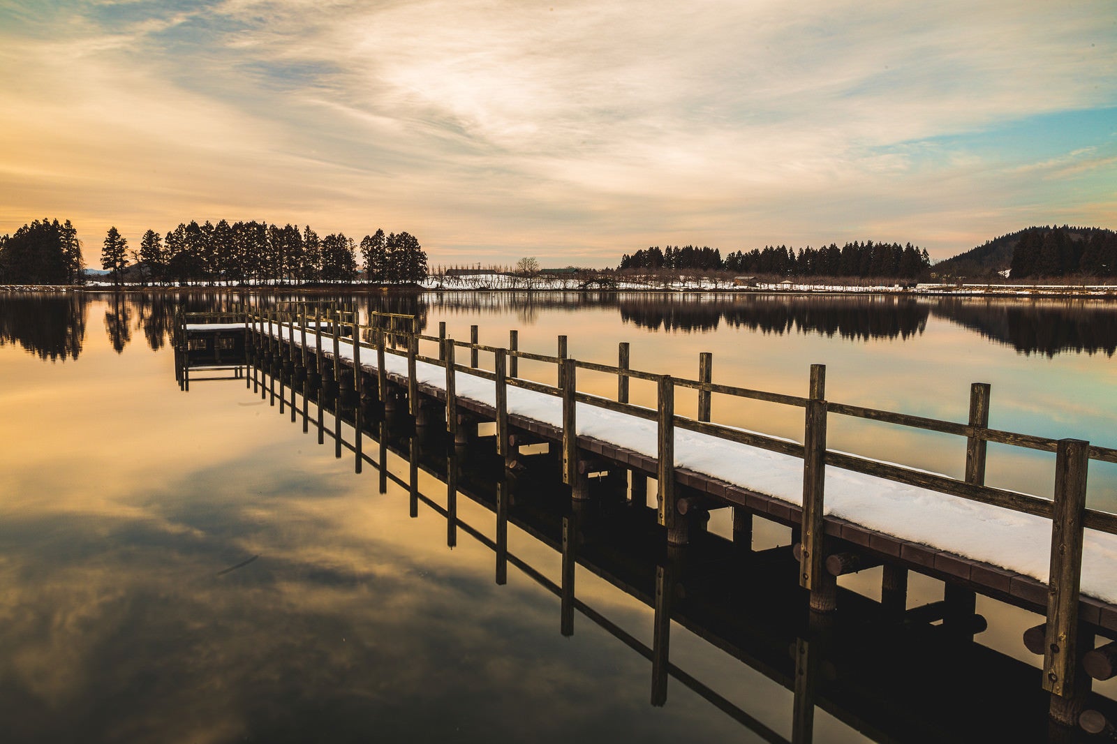 「夕焼けに染まる湖面と桟橋」の写真
